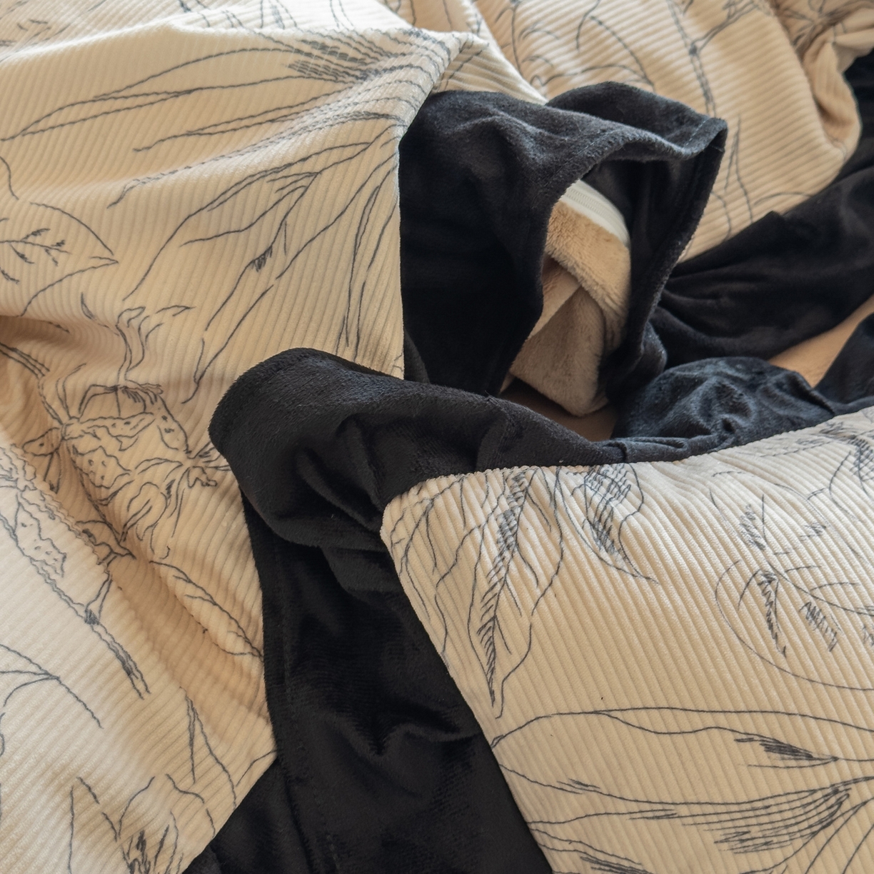 91家纺网 家纺一手货源 找家纺 启发 2025新款法式赫本风灯芯绒印花四件套 山水情缘