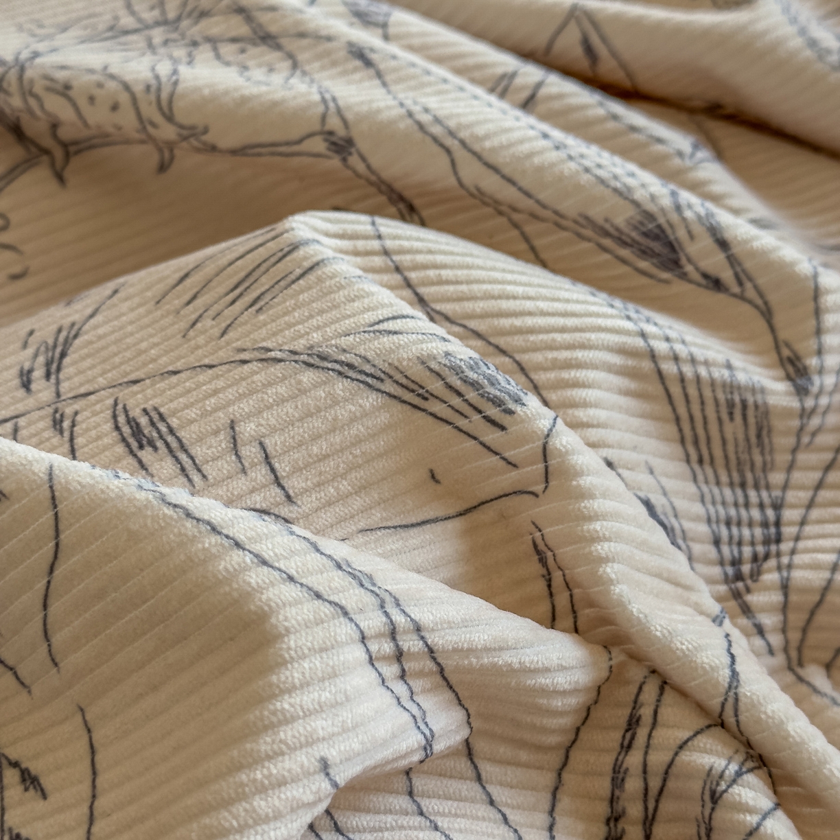 91家纺网 家纺一手货源 找家纺 启发 2025新款法式赫本风灯芯绒印花四件套 山水情缘