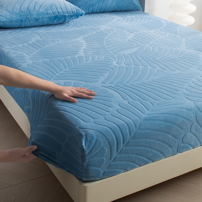 91家纺网 家纺一手货源 找家纺 给笠 2025新款220克牛奶绒大树叶单床笠 床笠单件 剪花大树叶 天蓝