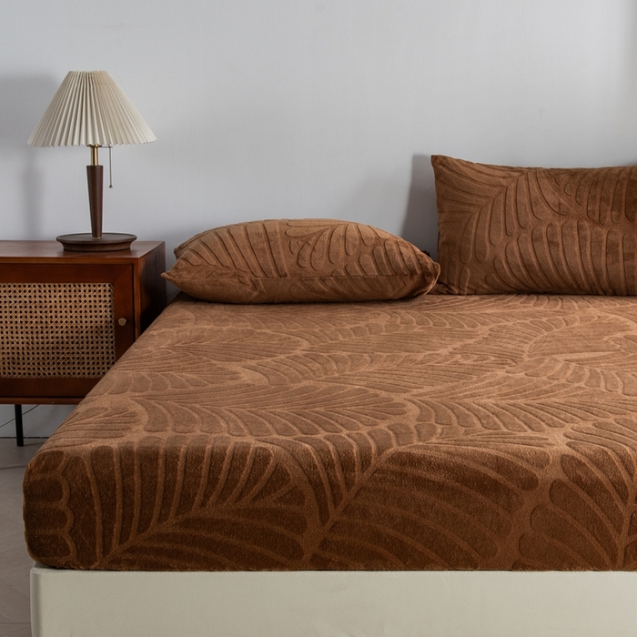 91家纺网 家纺一手货源 找家纺 给笠 2025新款220克牛奶绒大树叶单床笠 床笠单件 剪花大树叶 咖啡