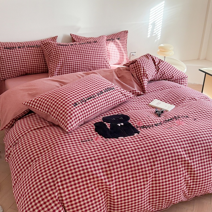 91家纺网 家纺一手货源 找家纺 优迈 2025秋冬新款全棉水洗棉格子贴布绣四件套 格子猫猫-洋气红