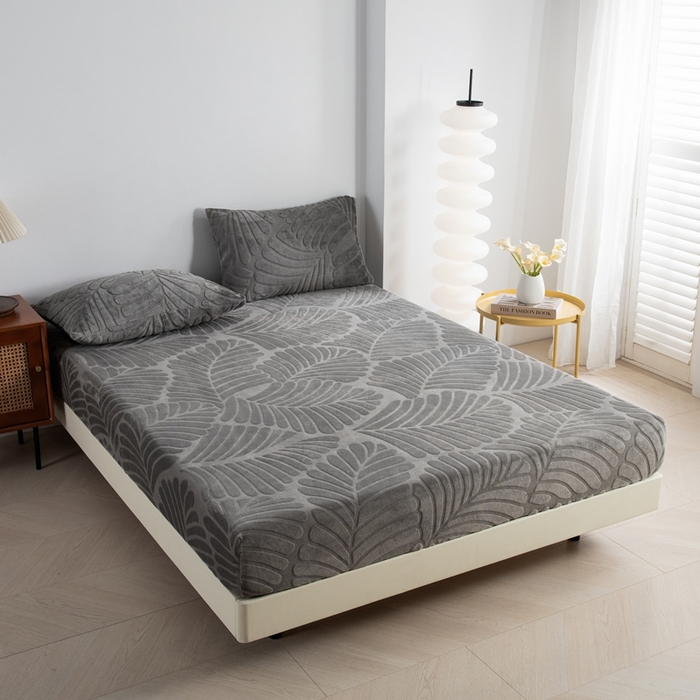 91家纺网 家纺一手货源 找家纺 给笠 2025新款220克牛奶绒大树叶单床笠 床笠单件 剪花大树叶 银灰