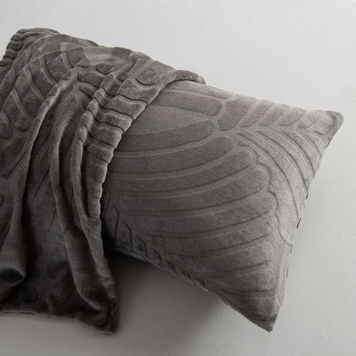 91家纺网 家纺一手货源 找家纺 给笠 2025新款220克牛奶绒大树叶单床笠 床笠单件 剪花大树叶 银灰