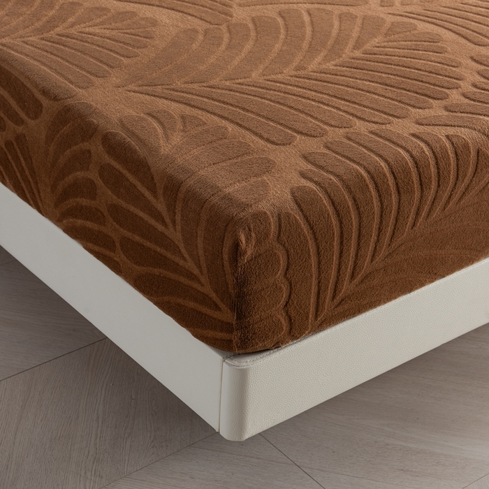 91家纺网 家纺一手货源 找家纺 给笠 2025新款220克牛奶绒大树叶单床笠 床笠单件 剪花大树叶 咖啡