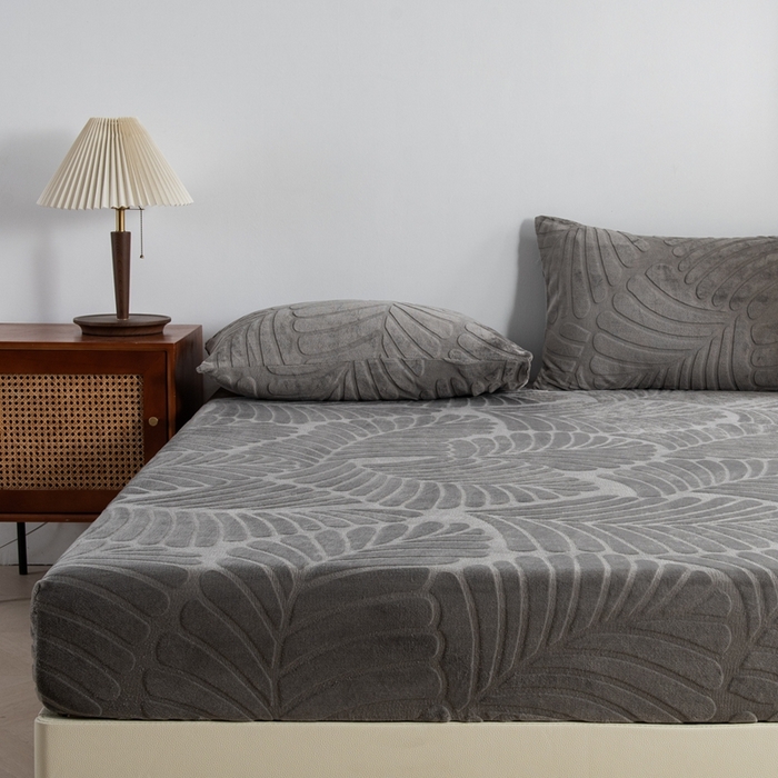 91家纺网 家纺一手货源 找家纺 给笠 2025新款220克牛奶绒大树叶单床笠 床笠单件 剪花大树叶 银灰