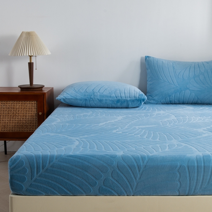 91家纺网 家纺一手货源 找家纺 给笠 2025新款220克牛奶绒大树叶单床笠 床笠单件 剪花大树叶 天蓝