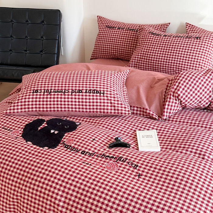 91家纺网 家纺一手货源 找家纺 优迈 2025秋冬新款全棉水洗棉格子贴布绣四件套 格子猫猫-洋气红
