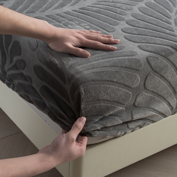 91家纺网 家纺一手货源 找家纺 给笠 2025新款220克牛奶绒大树叶单床笠 床笠单件 剪花大树叶 银灰