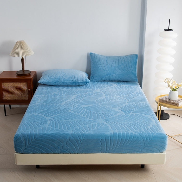 91家纺网 家纺一手货源 找家纺 给笠 2025新款220克牛奶绒大树叶单床笠 床笠单件 剪花大树叶 天蓝