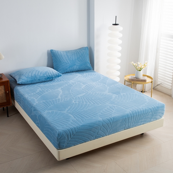 91家纺网 家纺一手货源 找家纺 给笠 2025新款220克牛奶绒大树叶单床笠 床笠单件 剪花大树叶 天蓝