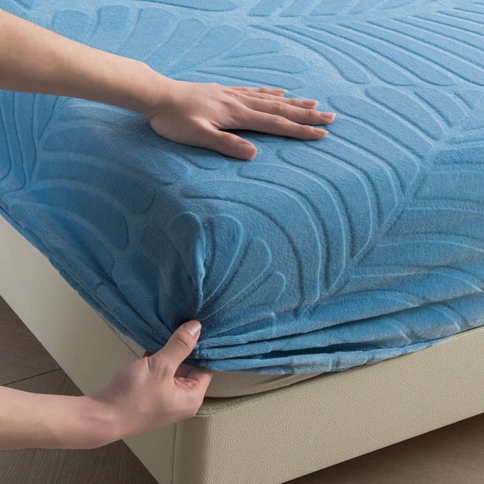 91家纺网 家纺一手货源 找家纺 给笠 2025新款220克牛奶绒大树叶单床笠 床笠单件 剪花大树叶 天蓝