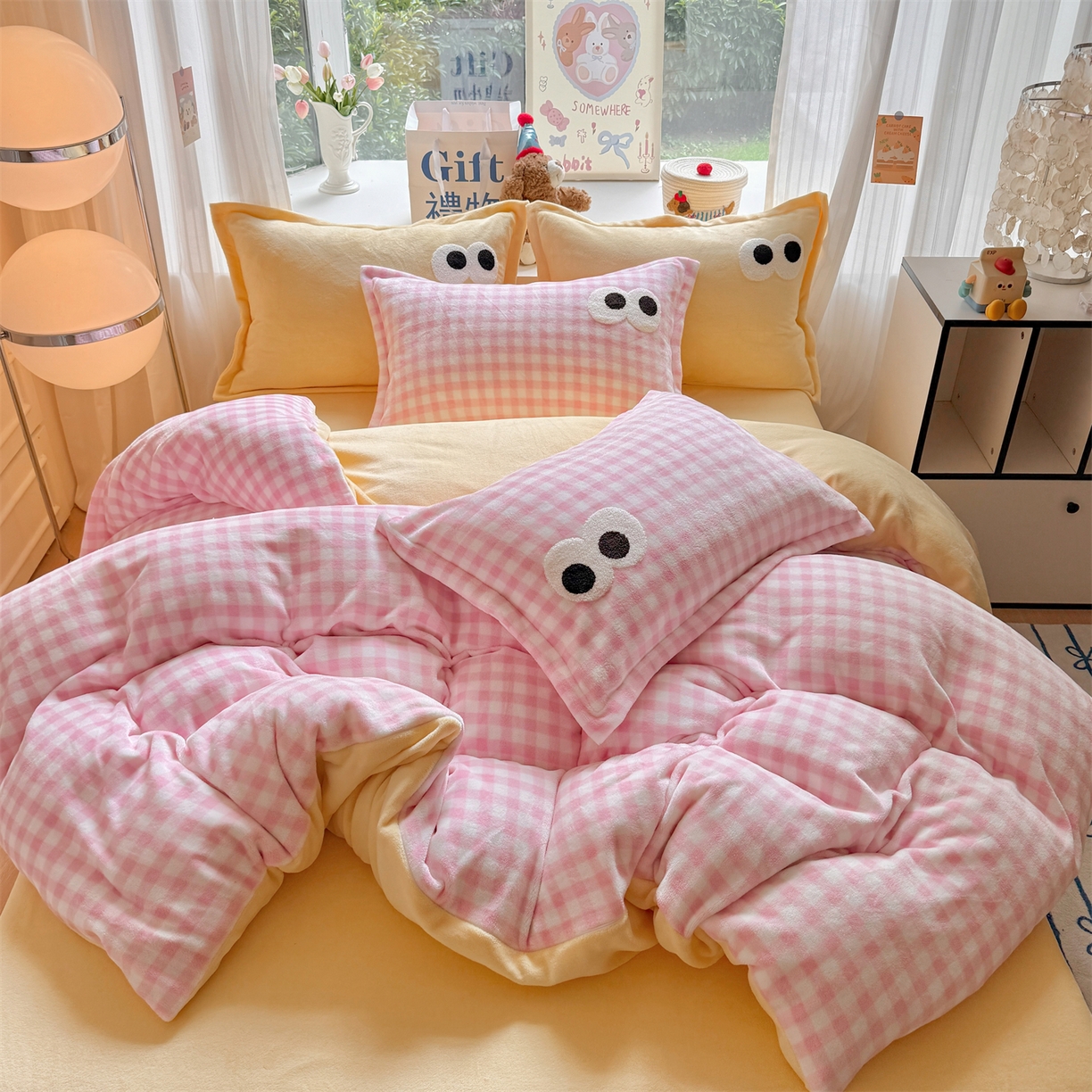 91家纺网 家纺一手货源 找家纺 （总）艾特你 2025新款毛巾绣大眼睛撞色奶油格子牛奶绒四件套1