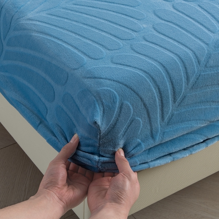 91家纺网 家纺一手货源 找家纺 给笠 2025新款220克牛奶绒大树叶单床笠 床笠单件 剪花大树叶 天蓝