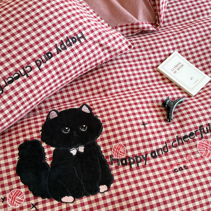 91家纺网 家纺一手货源 找家纺 优迈 2025秋冬新款全棉水洗棉格子贴布绣四件套 格子猫猫-洋气红