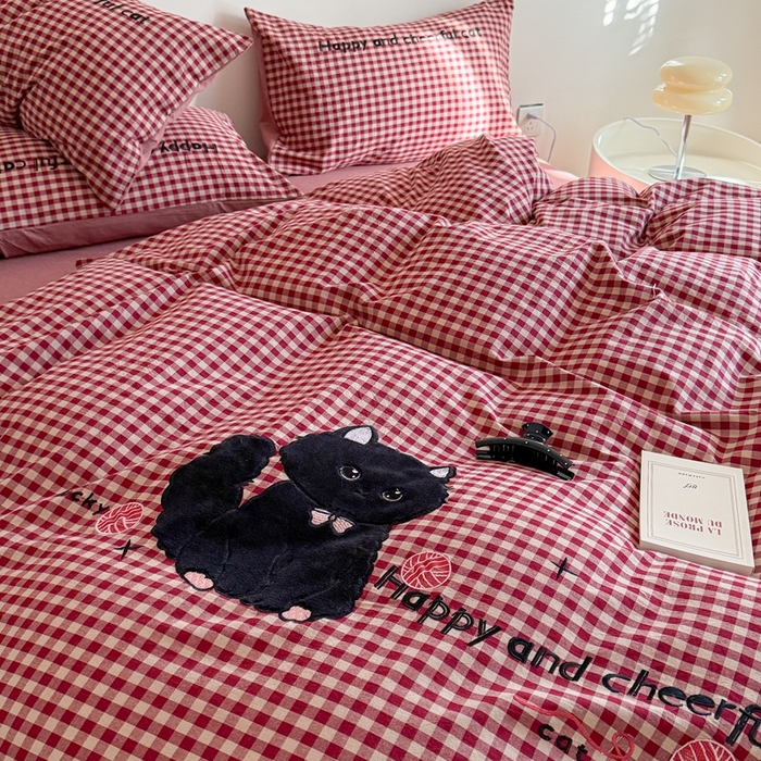 91家纺网 家纺一手货源 找家纺 优迈 2025秋冬新款全棉水洗棉格子贴布绣四件套 格子猫猫-洋气红