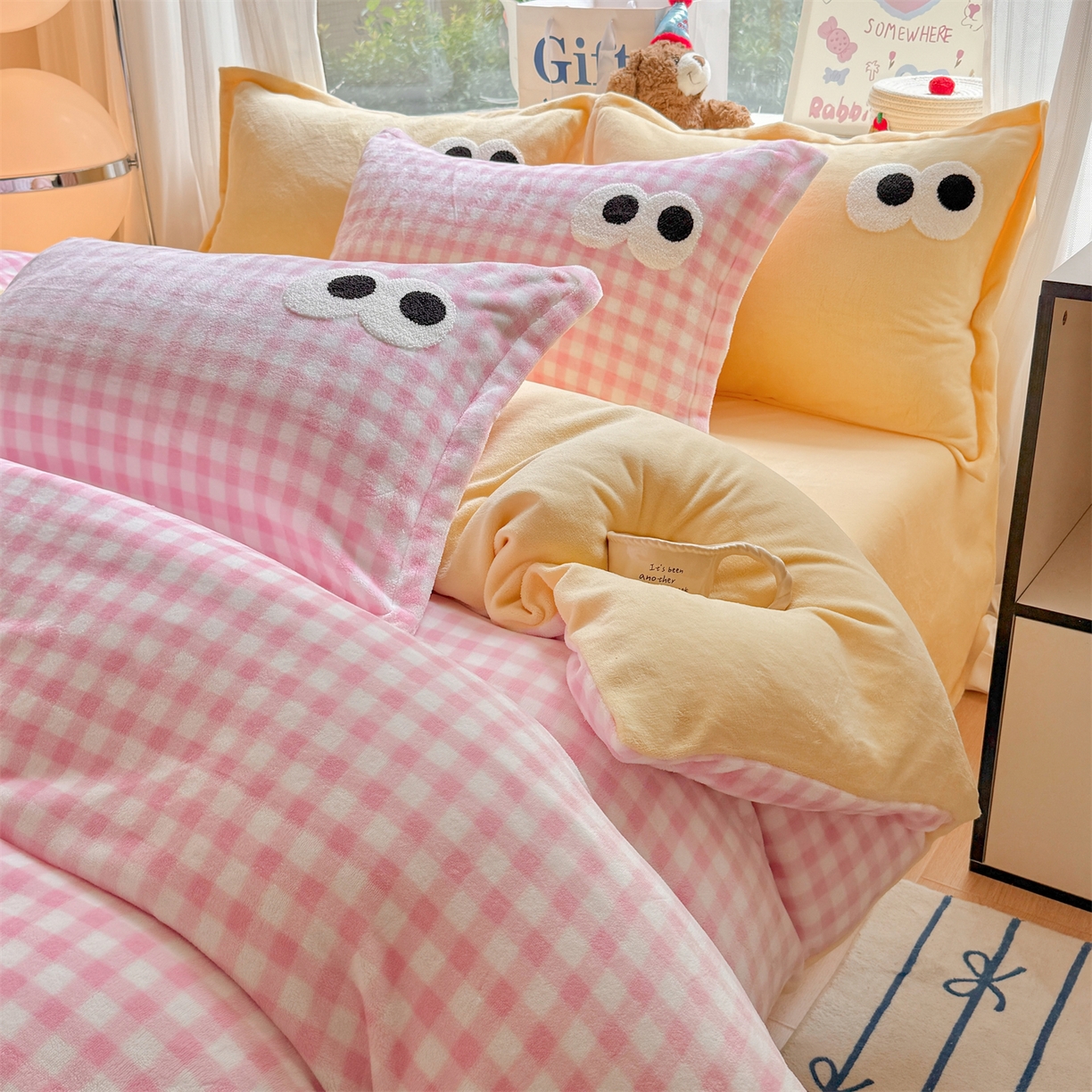 91家纺网 家纺一手货源 找家纺 （总）艾特你 2025新款毛巾绣大眼睛撞色奶油格子牛奶绒四件套1
