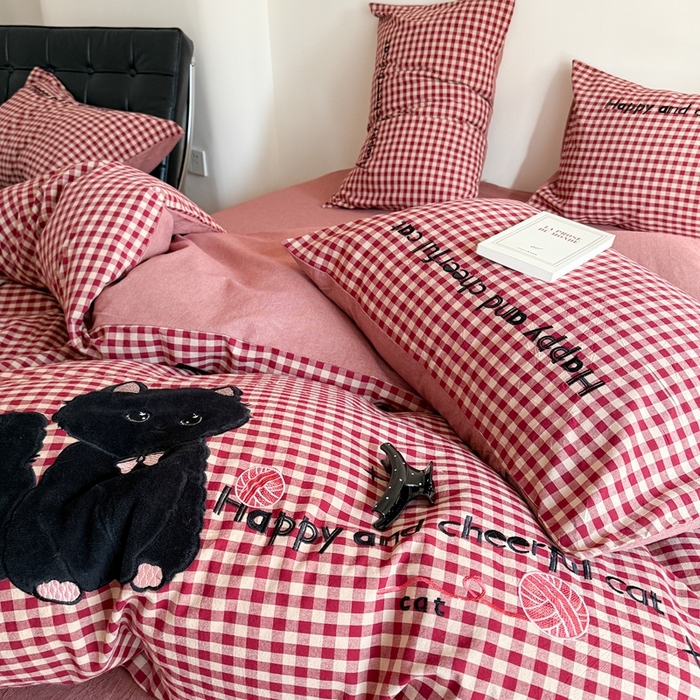 91家纺网 家纺一手货源 找家纺 优迈 2025秋冬新款全棉水洗棉格子贴布绣四件套 格子猫猫-洋气红
