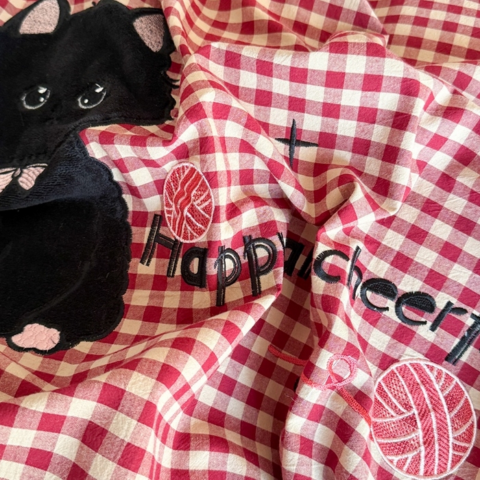 91家纺网 家纺一手货源 找家纺 优迈 2025秋冬新款全棉水洗棉格子贴布绣四件套 格子猫猫-洋气红