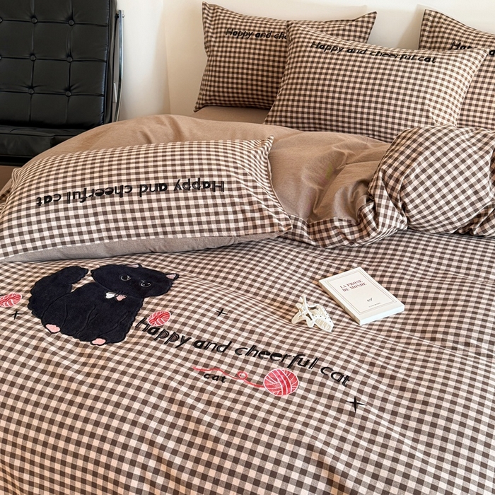 91家纺网 家纺一手货源 找家纺 优迈 2025秋冬新款全棉水洗棉格子贴布绣四件套 格子猫猫-复古咖