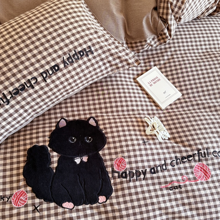 91家纺网 家纺一手货源 找家纺 优迈 2025秋冬新款全棉水洗棉格子贴布绣四件套 格子猫猫-复古咖