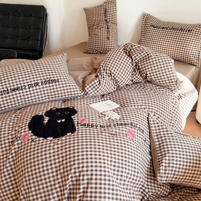91家纺网 家纺一手货源 找家纺 优迈 2025秋冬新款全棉水洗棉格子贴布绣四件套 格子猫猫-复古咖