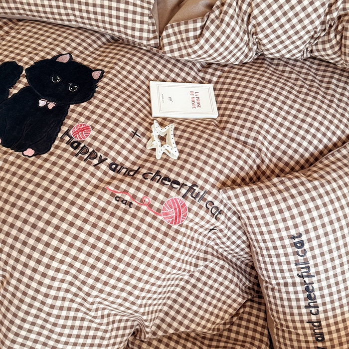 91家纺网 家纺一手货源 找家纺 优迈 2025秋冬新款全棉水洗棉格子贴布绣四件套 格子猫猫-复古咖