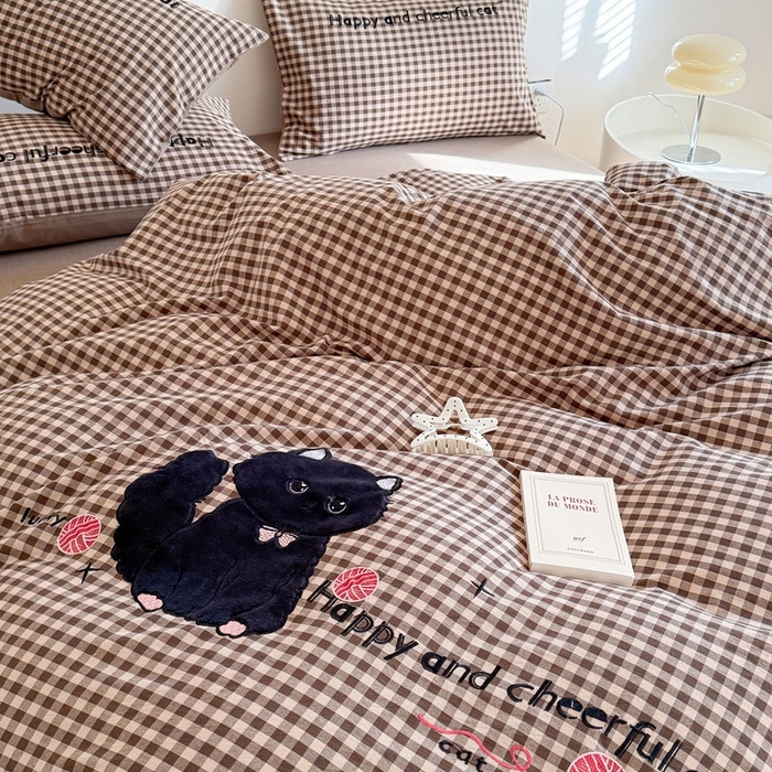 91家纺网 家纺一手货源 找家纺 优迈 2025秋冬新款全棉水洗棉格子贴布绣四件套 格子猫猫-复古咖