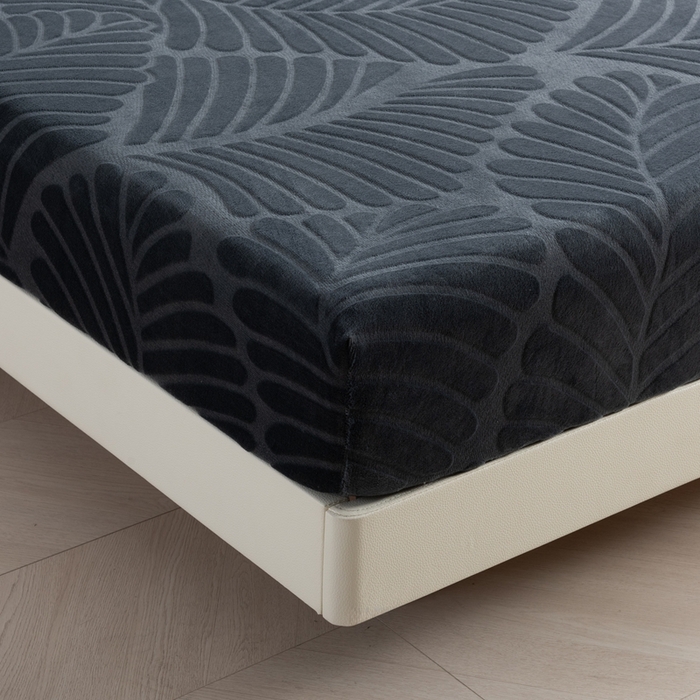 91家纺网 家纺一手货源 找家纺 给笠 2025新款220克牛奶绒大树叶单床笠 床笠单件 剪花大树叶 碳灰