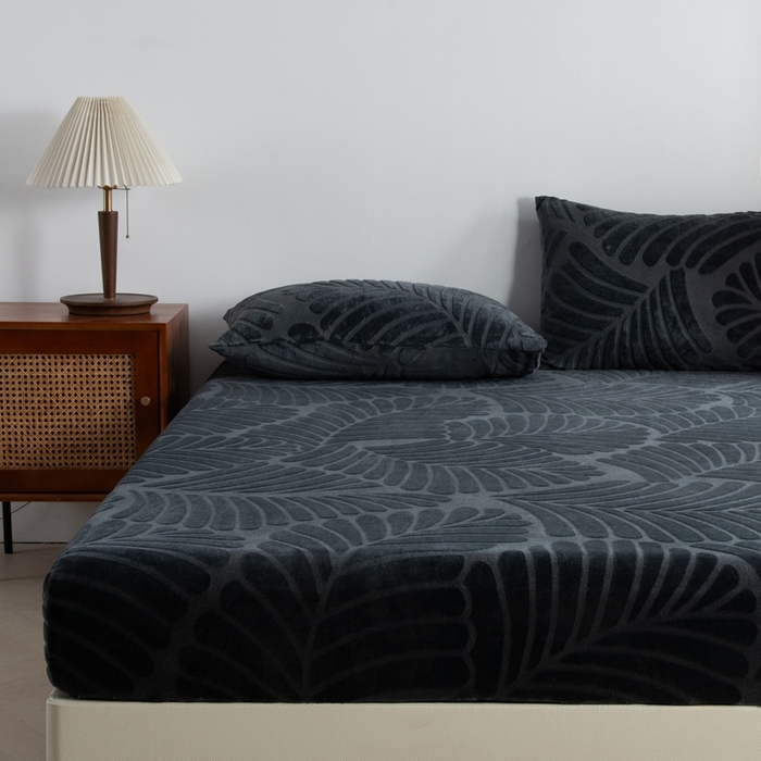 91家纺网 家纺一手货源 找家纺 给笠 2025新款220克牛奶绒大树叶单床笠 床笠单件 剪花大树叶 碳灰