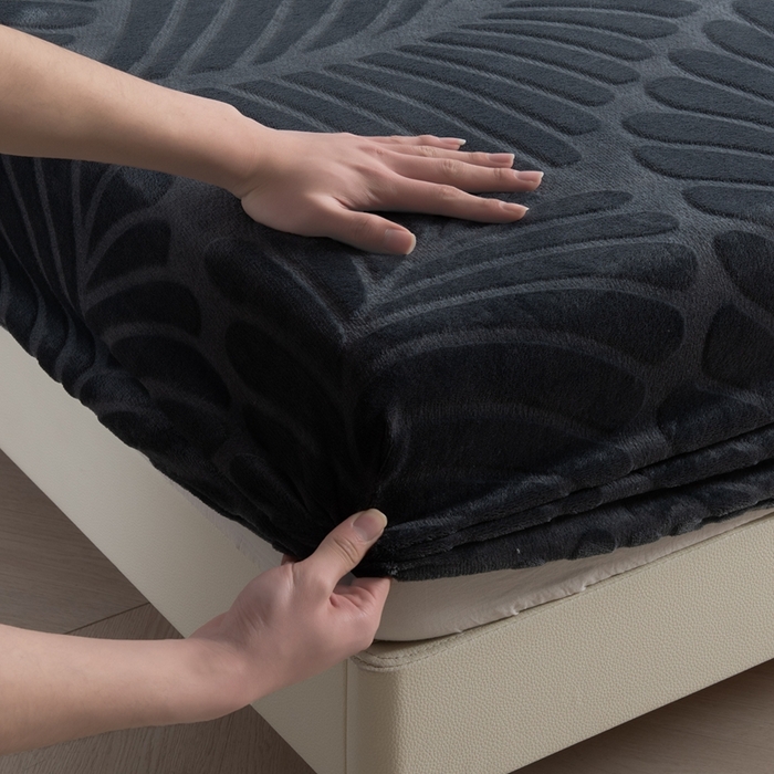 91家纺网 家纺一手货源 找家纺 给笠 2025新款220克牛奶绒大树叶单床笠 床笠单件 剪花大树叶 碳灰