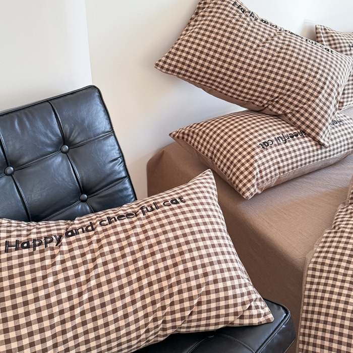 91家纺网 家纺一手货源 找家纺 优迈 2025秋冬新款全棉水洗棉格子贴布绣四件套 格子猫猫-复古咖