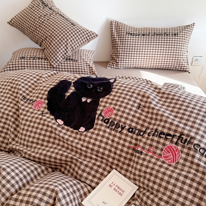 91家纺网 家纺一手货源 找家纺 优迈 2025秋冬新款全棉水洗棉格子贴布绣四件套 格子猫猫-复古咖