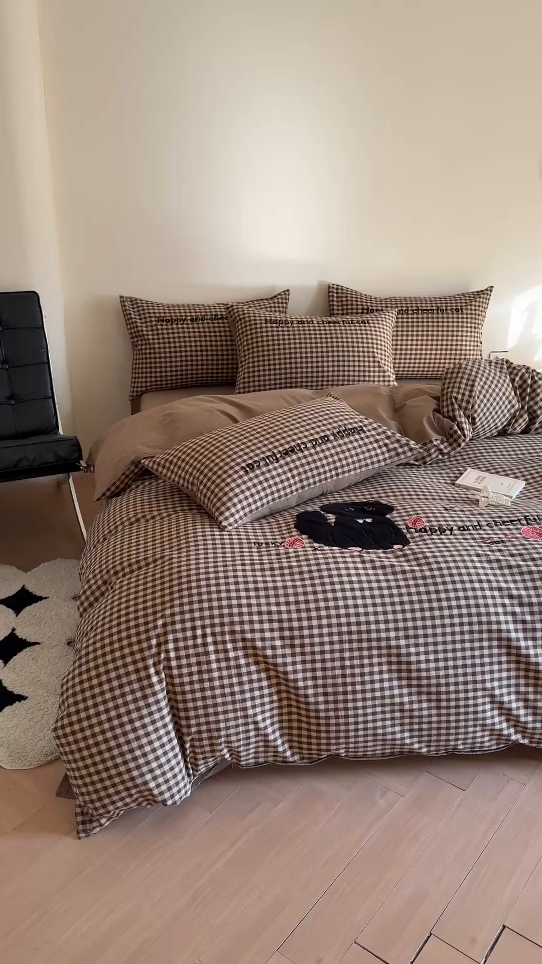 91家纺网 家纺一手货源 找家纺 优迈 2025秋冬新款全棉水洗棉格子贴布绣四件套 格子猫猫-复古咖