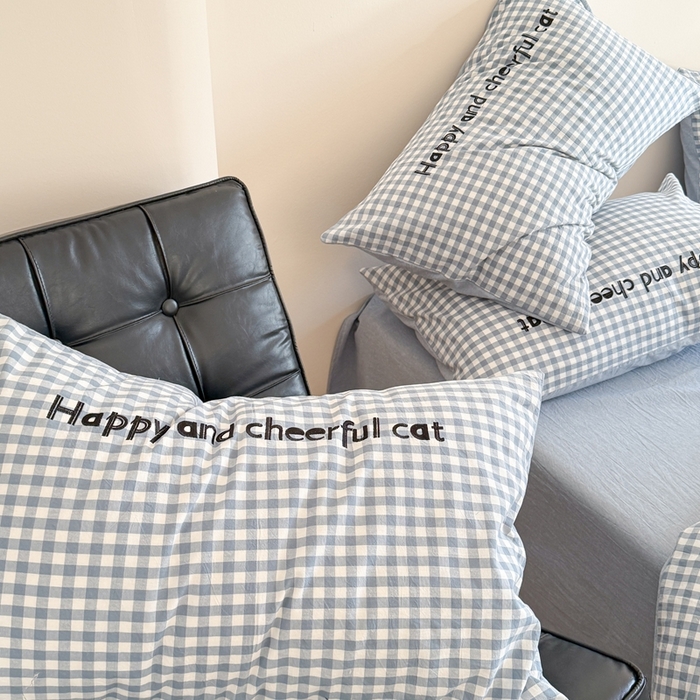 91家纺网 家纺一手货源 找家纺 优迈 2025秋冬新款全棉水洗棉格子贴布绣四件套 格子猫猫-青春蓝