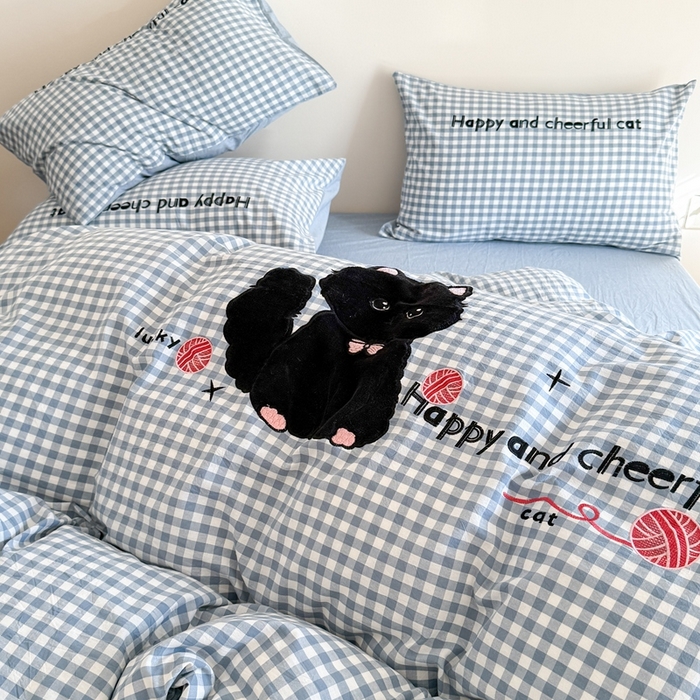 91家纺网 家纺一手货源 找家纺 优迈 2025秋冬新款全棉水洗棉格子贴布绣四件套 格子猫猫-青春蓝