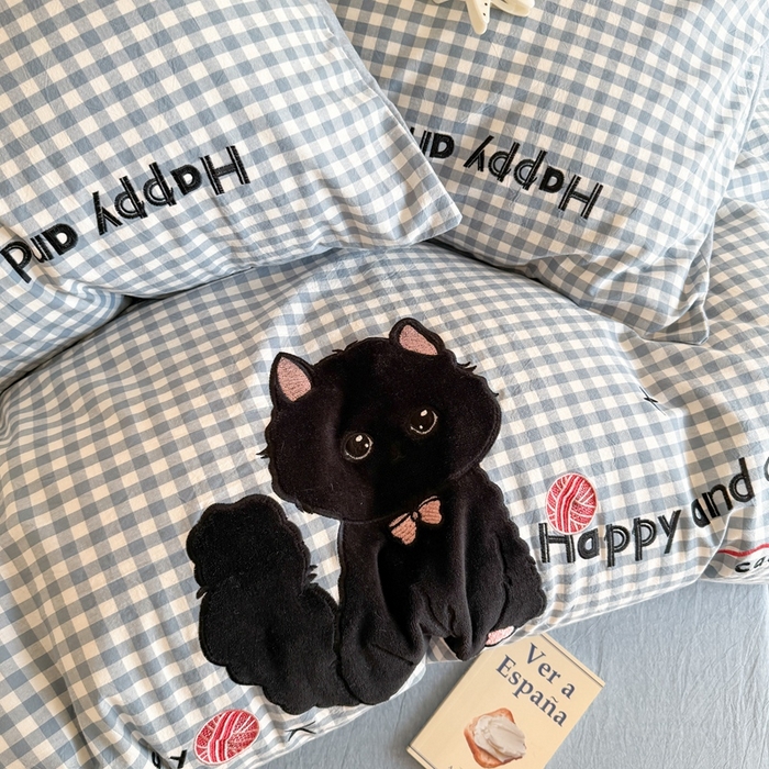 91家纺网 家纺一手货源 找家纺 优迈 2025秋冬新款全棉水洗棉格子贴布绣四件套 格子猫猫-青春蓝