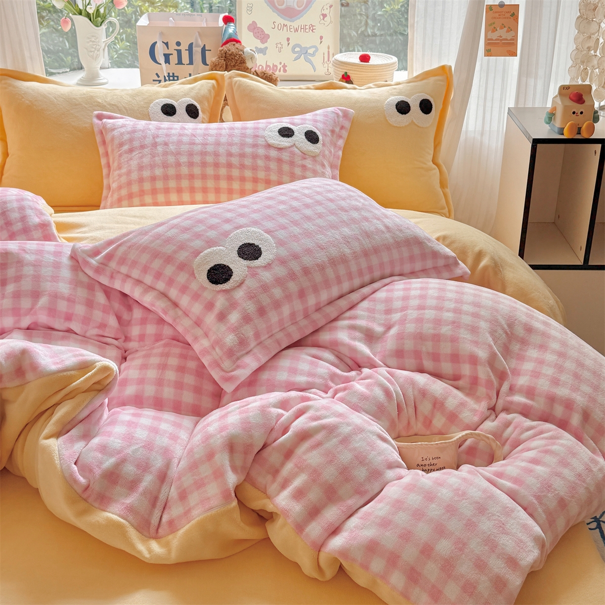 91家纺网 家纺一手货源 找家纺 艾特你 2025新款毛巾绣大眼睛撞色奶油格子牛奶绒四件套 绒-粉格米黄