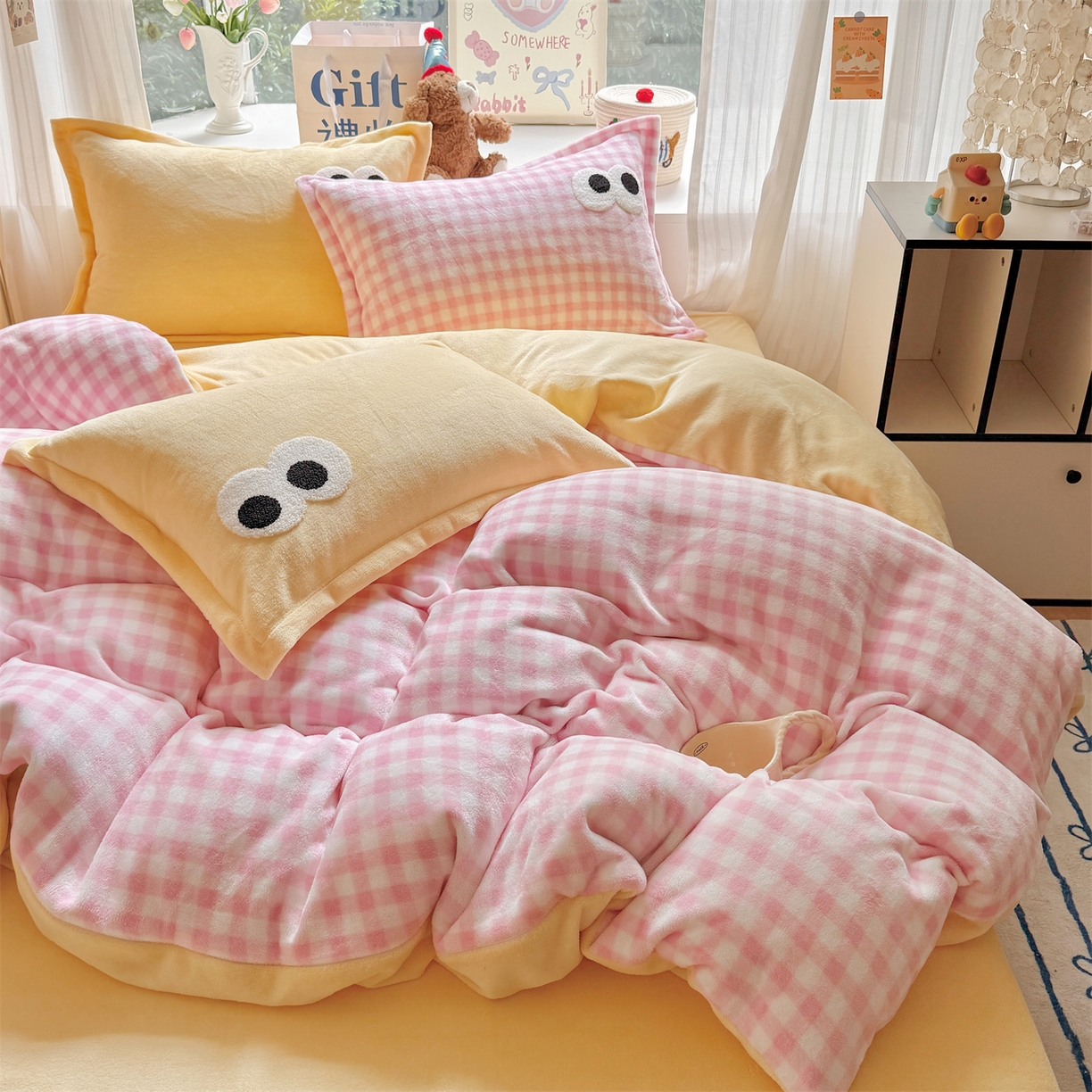 91家纺网 家纺一手货源 找家纺 艾特你 2025新款毛巾绣大眼睛撞色奶油格子牛奶绒四件套 绒-粉格米黄