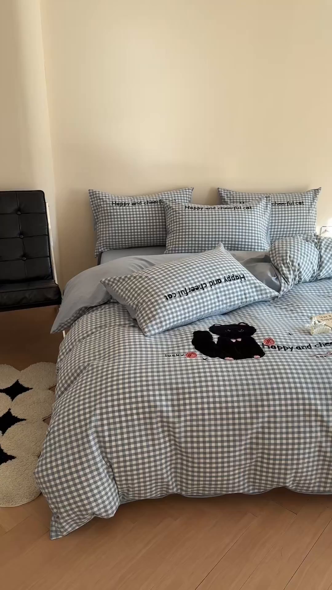 91家纺网 家纺一手货源 找家纺 优迈 2025秋冬新款全棉水洗棉格子贴布绣四件套 格子猫猫-青春蓝