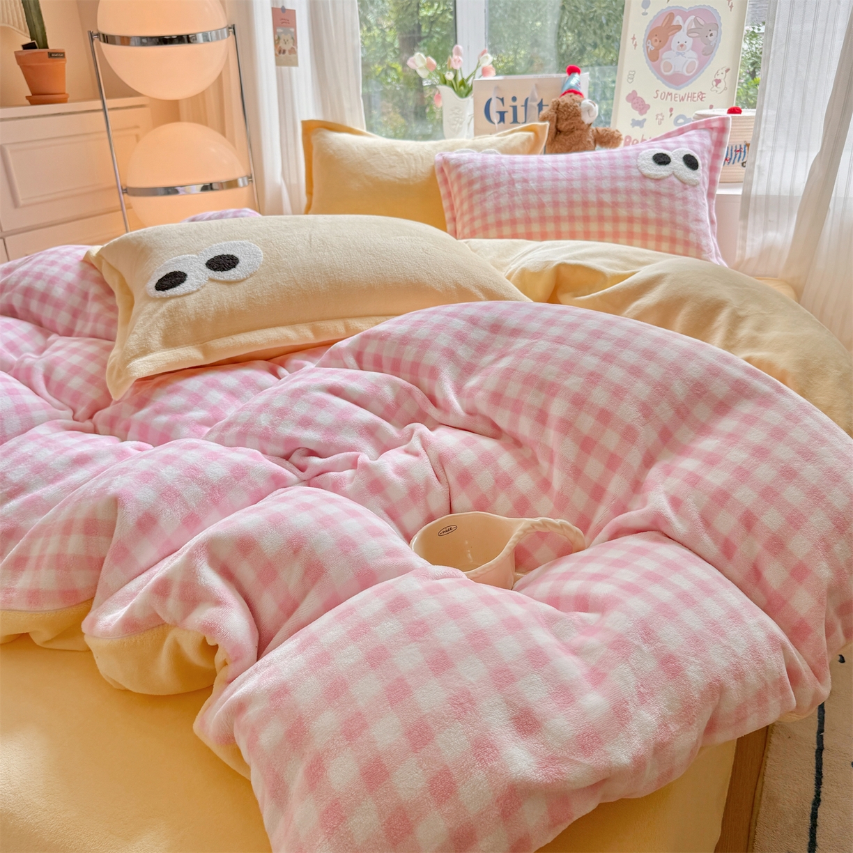 91家纺网 家纺一手货源 找家纺 艾特你 2025新款毛巾绣大眼睛撞色奶油格子牛奶绒四件套 绒-粉格米黄