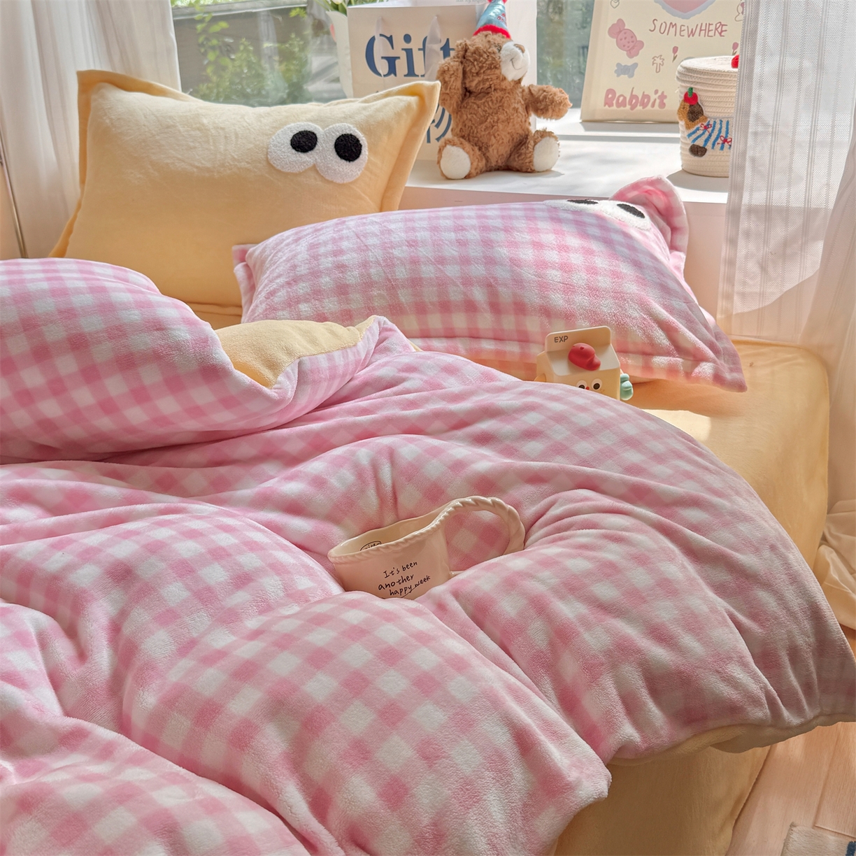 91家纺网 家纺一手货源 找家纺 艾特你 2025新款毛巾绣大眼睛撞色奶油格子牛奶绒四件套 绒-粉格米黄