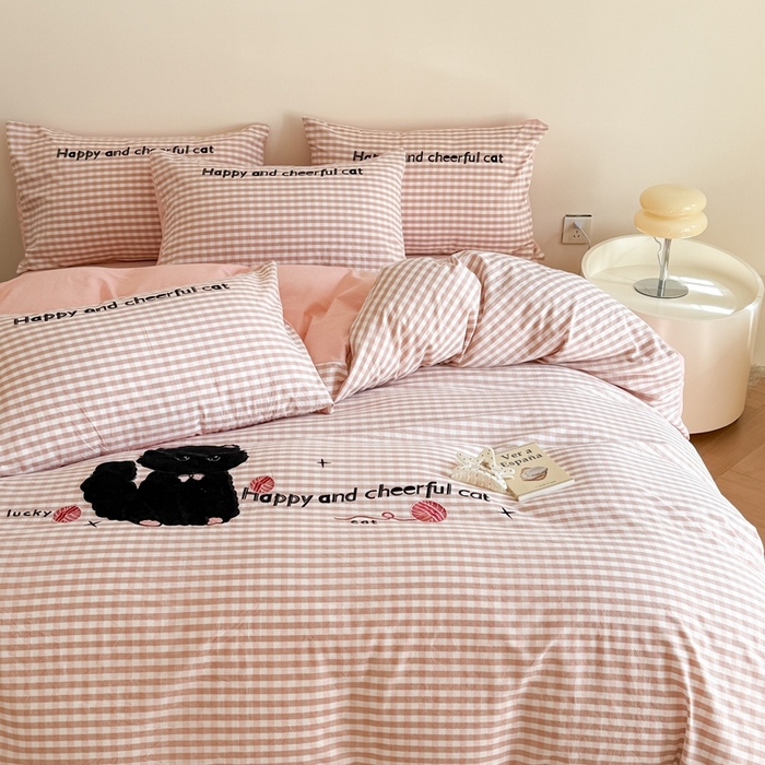 91家纺网 家纺一手货源 找家纺 优迈 2025秋冬新款全棉水洗棉格子贴布绣四件套 格子猫猫-甜蜜粉