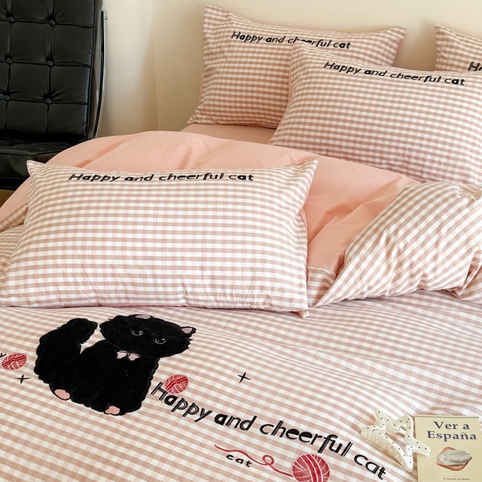 91家纺网 家纺一手货源 找家纺 优迈 2025秋冬新款全棉水洗棉格子贴布绣四件套 格子猫猫-甜蜜粉