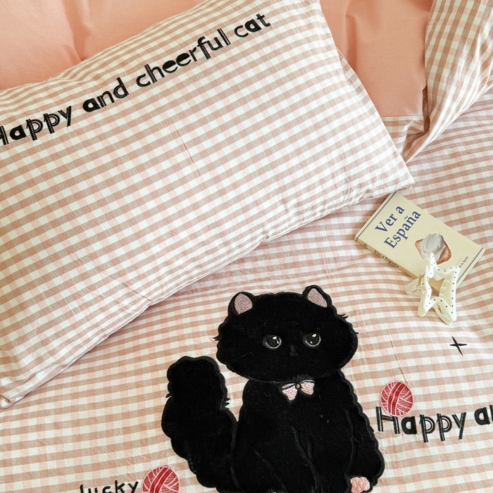 91家纺网 家纺一手货源 找家纺 优迈 2025秋冬新款全棉水洗棉格子贴布绣四件套 格子猫猫-甜蜜粉