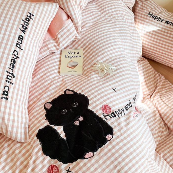 91家纺网 家纺一手货源 找家纺 优迈 2025秋冬新款全棉水洗棉格子贴布绣四件套 格子猫猫-甜蜜粉