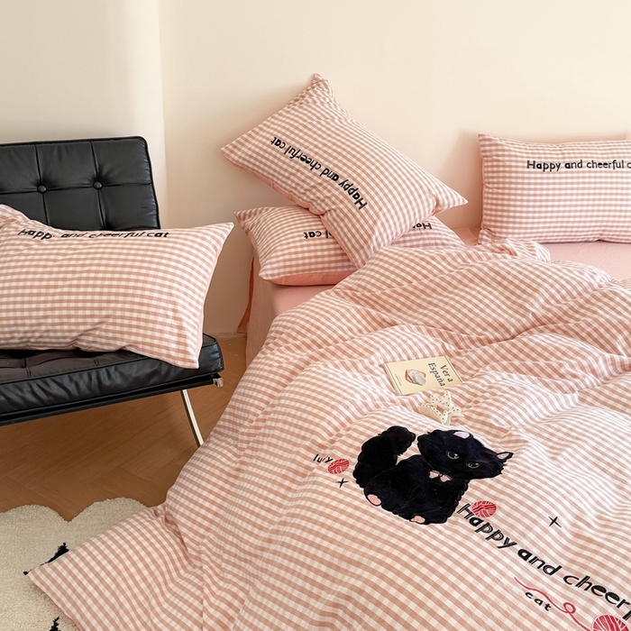 91家纺网 家纺一手货源 找家纺 优迈 2025秋冬新款全棉水洗棉格子贴布绣四件套 格子猫猫-甜蜜粉