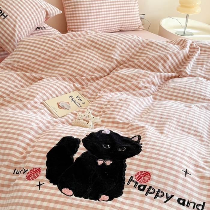 91家纺网 家纺一手货源 找家纺 优迈 2025秋冬新款全棉水洗棉格子贴布绣四件套 格子猫猫-甜蜜粉