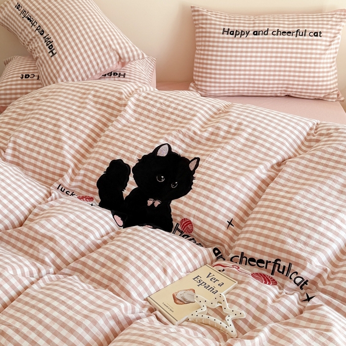 91家纺网 家纺一手货源 找家纺 优迈 2025秋冬新款全棉水洗棉格子贴布绣四件套 格子猫猫-甜蜜粉