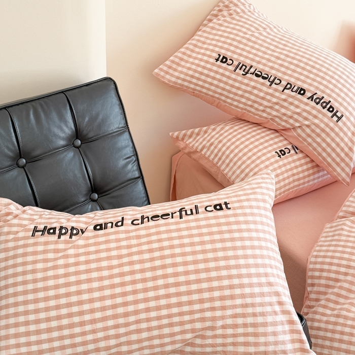 91家纺网 家纺一手货源 找家纺 优迈 2025秋冬新款全棉水洗棉格子贴布绣四件套 格子猫猫-甜蜜粉