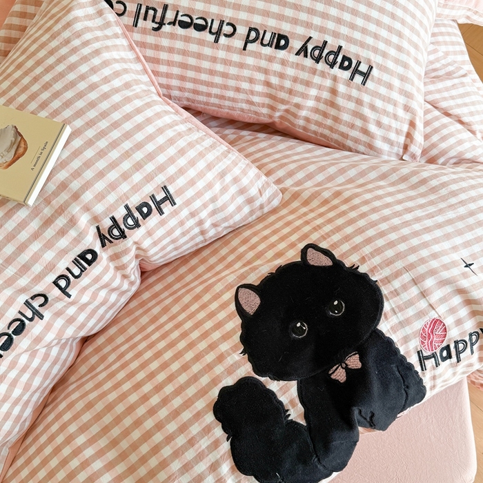 91家纺网 家纺一手货源 找家纺 优迈 2025秋冬新款全棉水洗棉格子贴布绣四件套 格子猫猫-甜蜜粉